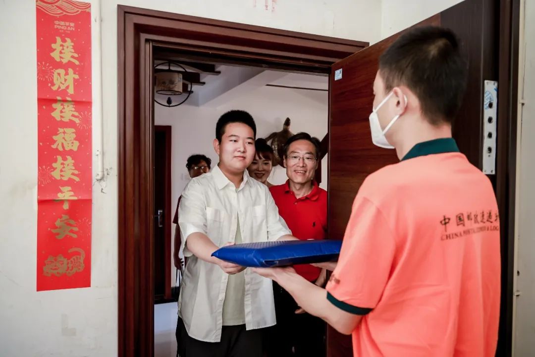 超多高校2022年录取通知书闪耀亮相！快查查，你的录取通知书到哪了？